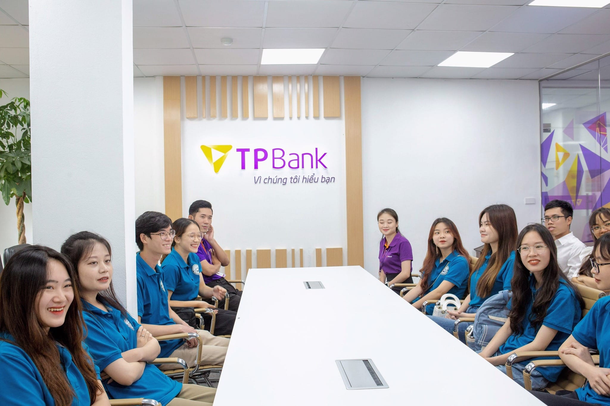 hình ảnh sinh viên Tài chính ngân hàng đi thăm quan ngân hàng TPBank